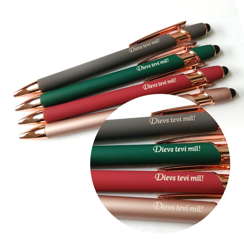 Pildspalva "Dievs tevi mīl", metāla